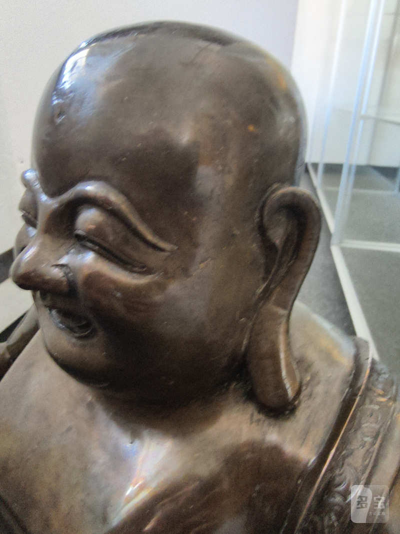 A large cast bronze figure of seated Budai with boys on a lotus pedestal - 图30